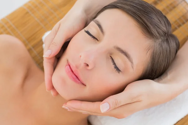 Mujer atractiva recibiendo masaje facial en el centro de spa —  Fotos de Stock