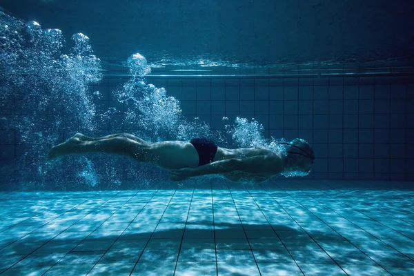 Fitter Schwimmer trainiert selbst — Stockfoto
