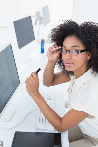 Gelegentlich lächelnder Redakteur am Schreibtisch — Stockfoto