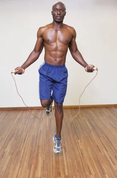 Hombre musculoso sin camisa saltar en el gimnasio —  Fotos de Stock