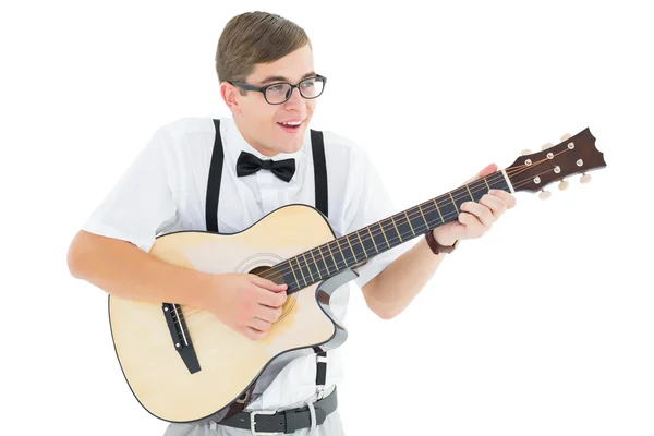 Geeky hipster tocando guitarra e cantando — Fotografia de Stock