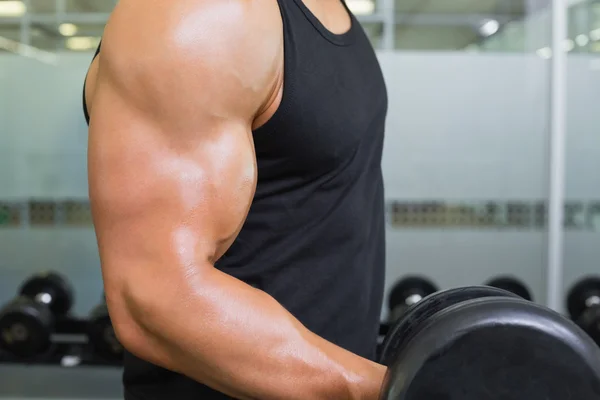 Muskulös man tränar med hantel i gym — Stockfoto