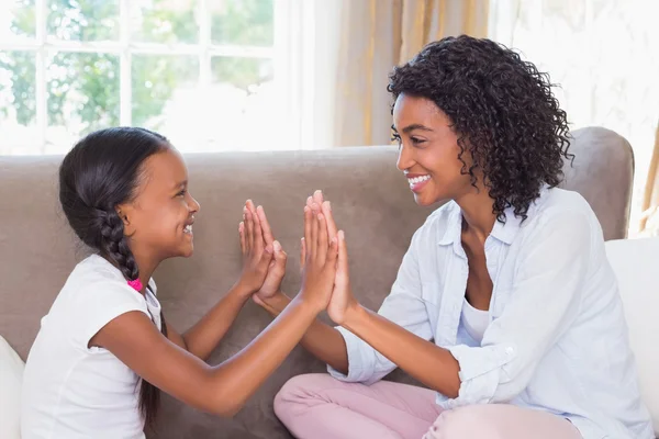 Hübsche Mutter spielt Klatschspiel mit Tochter — Stockfoto