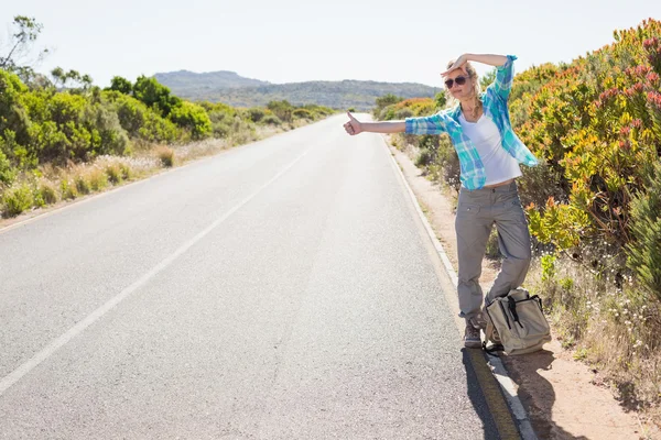 Rubia enganche senderismo en carretera rural —  Fotos de Stock