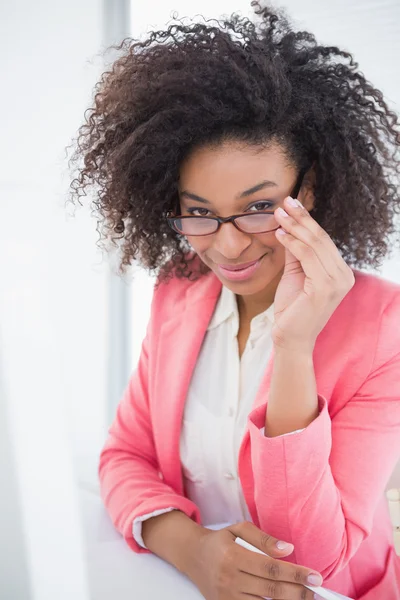 Diseñadora gráfica casual trabajando en su escritorio —  Fotos de Stock