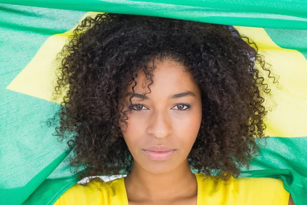 Menina bonita em camiseta amarela segurando bandeira brasileira olhando para c — Fotografia de Stock