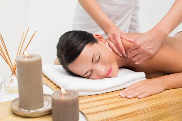 Linda morena desfrutando de uma massagem no ombro — Fotografia de Stock