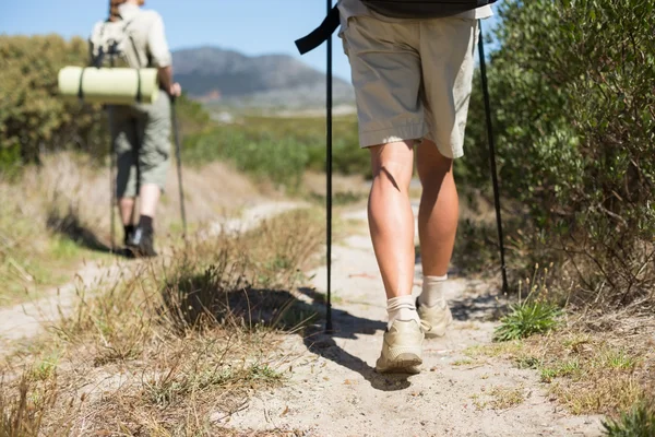 Pareja de senderismo caminando por sendero rural —  Fotos de Stock