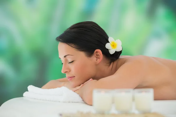 Brunette relaxante na mesa de massagem — Fotografia de Stock