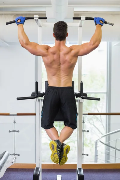 Culturista masculino haciendo flexiones en el gimnasio — Foto de Stock