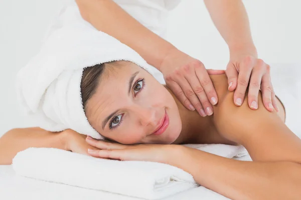 Belle femme recevant un massage des épaules au centre spa — Photo