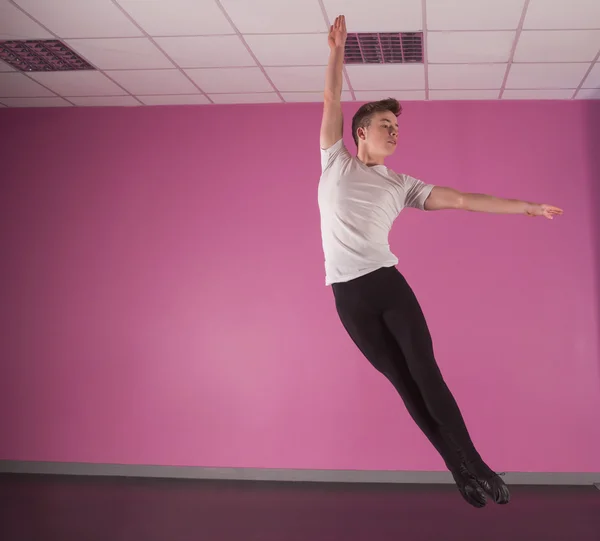 Focado masculino bailarino ballet pulando para cima — Fotografia de Stock