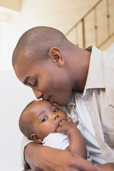 Gelukkig vader tijd doorbrengen met baby op de Bank — Stockfoto