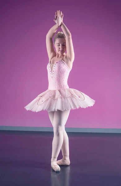 Gracieuze ballerina permanent in de vijfde positie — Stockfoto