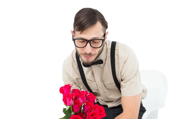 Nördiga förtvivlad hipster anläggning rosor — Stockfoto