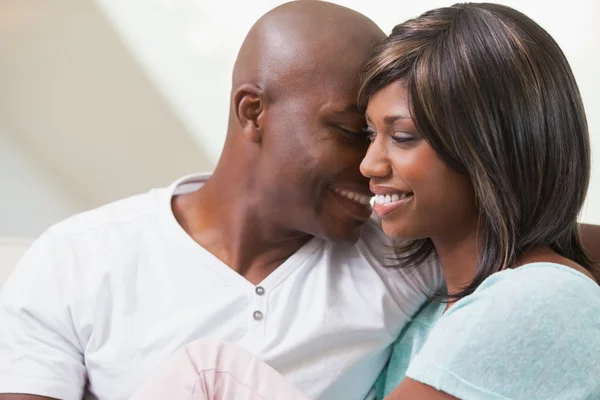 Pareja feliz relajándose en el sofá — Foto de Stock