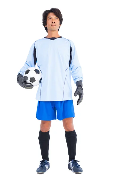 Bramkarz w kolorze niebieskim, trzymając piłkę — Zdjęcie stockowe