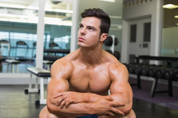 Muskulöser Mann schaut im Fitnessstudio weg — Stockfoto