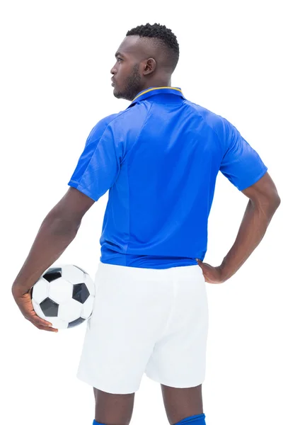 Jogador de futebol em azul de pé com a bola — Fotografia de Stock