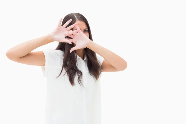 Angstig brunette die betrekking hebben op haar gezicht — Stockfoto