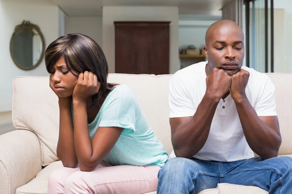 Unhappy couple having an argument on the couch — Stock Photo, Image