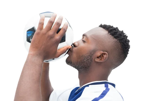 Jogador de futebol em azul beijar bola — Fotografia de Stock