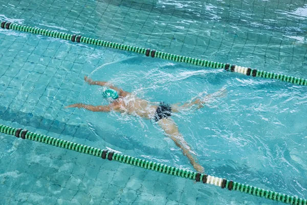 Fitter Schwimmer trainiert selbst — Stockfoto