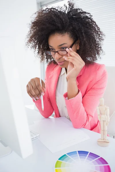 Casual grafisch ontwerper werken bij haar Bureau — Stockfoto