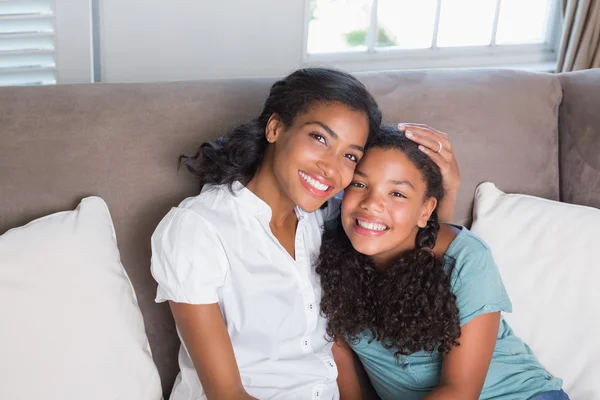 Feliz madre e hija juntas en el sofá —  Fotos de Stock