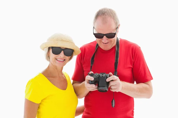 Ευτυχής ώριμο ζευγάρι φορώντας γυαλιά ηλίου — Φωτογραφία Αρχείου
