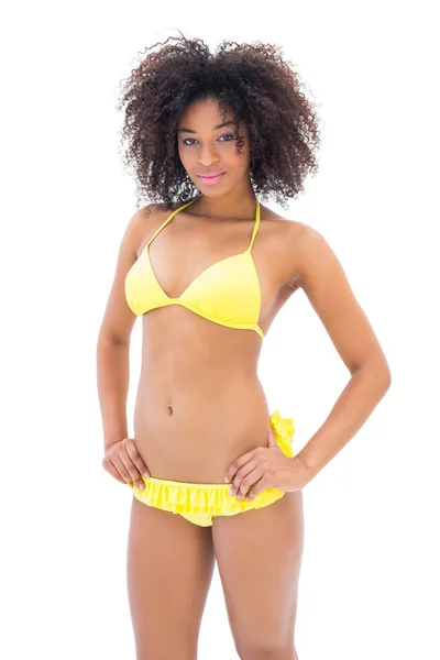 Slim meisje in gele bikini glimlachen op camera — Stockfoto