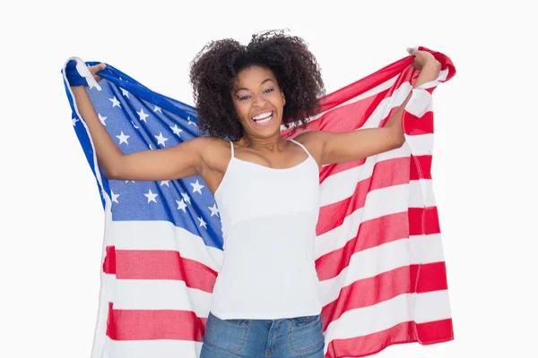 Menina bonita segurando bandeira americana torcendo para a câmera — Fotografia de Stock