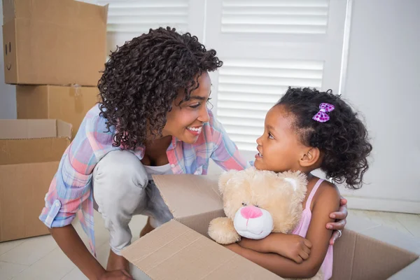 Tochter packt ihren Teddy aus — Stockfoto