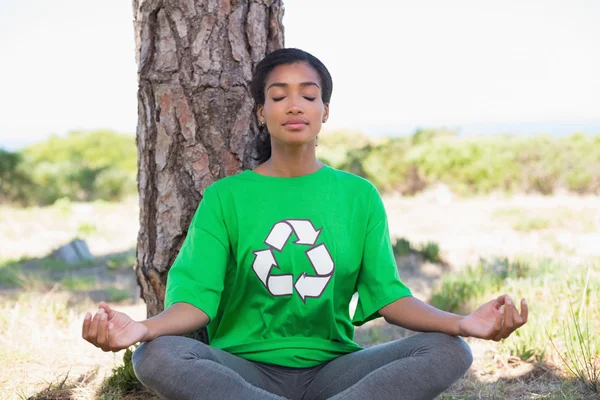 Bastante activista ambiental haciendo yoga junto a un árbol —  Fotos de Stock