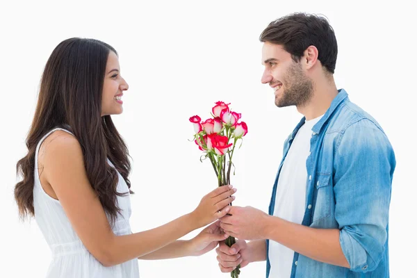 Glücklicher Hipster schenkt seiner Freundin Rosen — Stockfoto