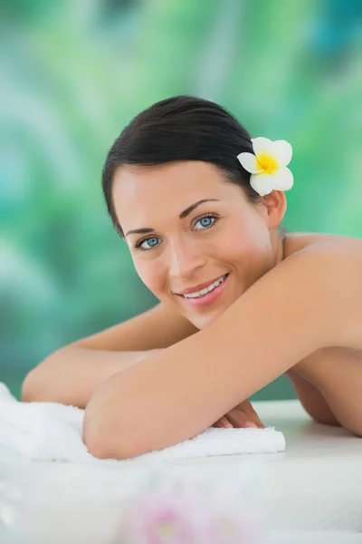 Brunette relaxante na mesa de massagem — Fotografia de Stock