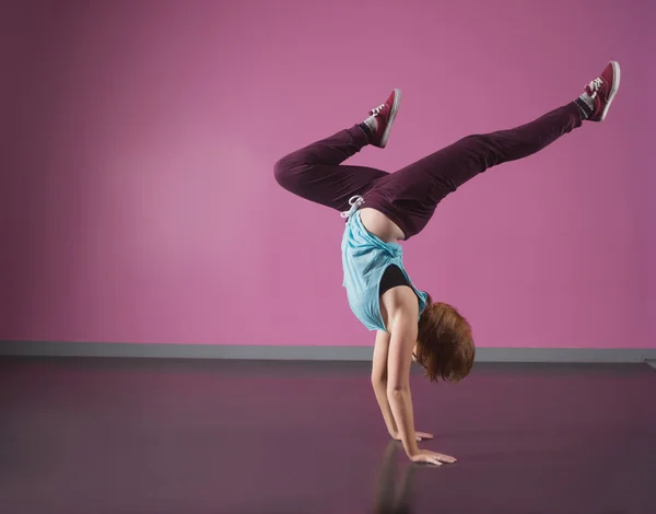 Pretty break dancer doing a handstand — Stock Photo, Image