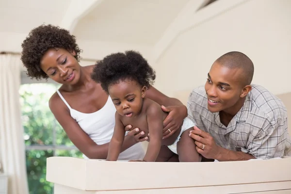 Gelukkige ouders met hun babymeisje — Stockfoto