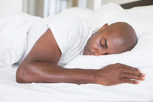 Homem pacífico dormindo na cama — Fotografia de Stock