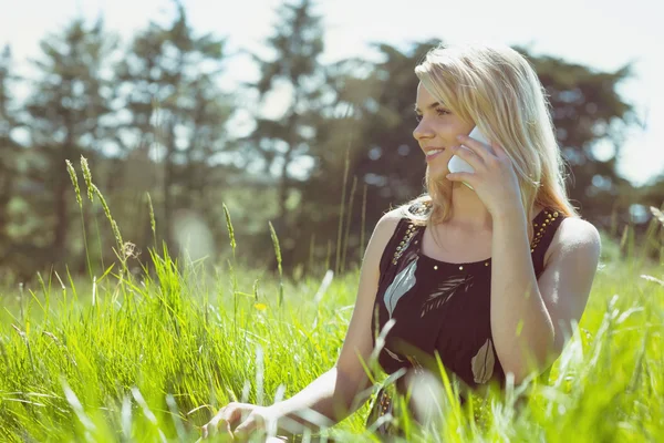 Bonita rubia en vestido de sol hablando por teléfono —  Fotos de Stock