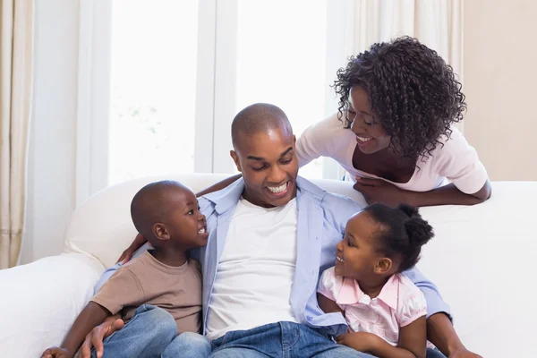 Šťastná rodina společně vystupují na gauči — Stock fotografie