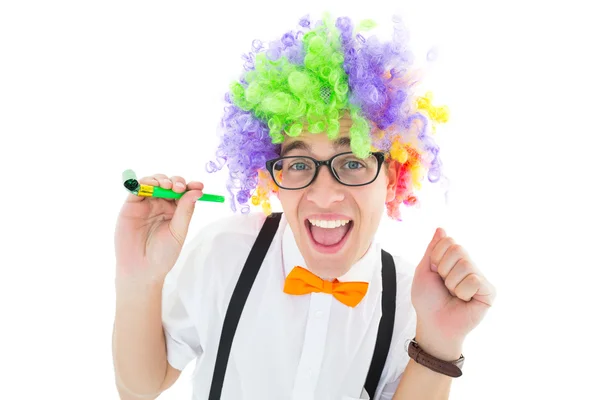 Geeky hipster indossa una parrucca arcobaleno tenendo corno festa — Foto Stock