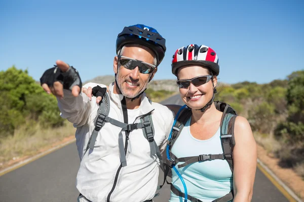 Active happy couple going for a bike ride in the countryside — Stock Photo, Image