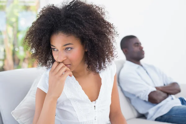 Atractiva pareja no hablando en el sofá — Foto de Stock