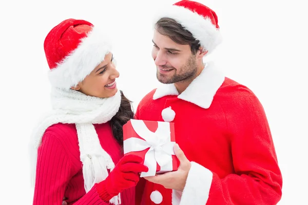 Atractiva pareja festiva sosteniendo un regalo —  Fotos de Stock