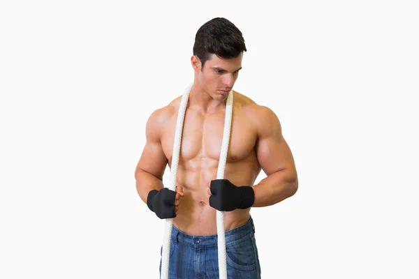 Серьезный молодой мускулистый мужчина без рубашки — стоковое фото
