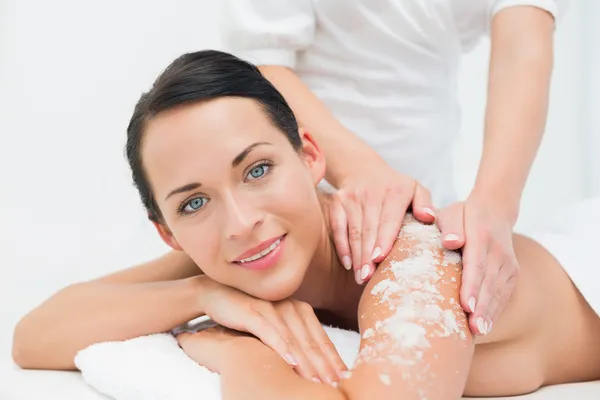 Friedliche Brünette bekommt ein Salz Peeling Schönheitsbehandlung — Stockfoto