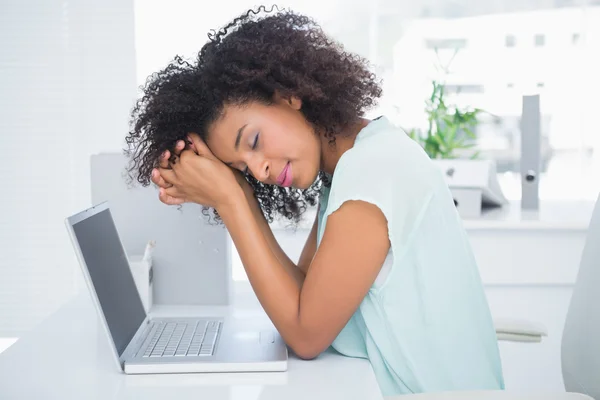 Donna d'affari stanca che si prende una pausa alla scrivania — Foto Stock