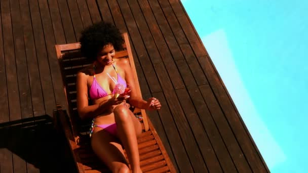 Nő a medence mellett koktélt inni — Stock videók