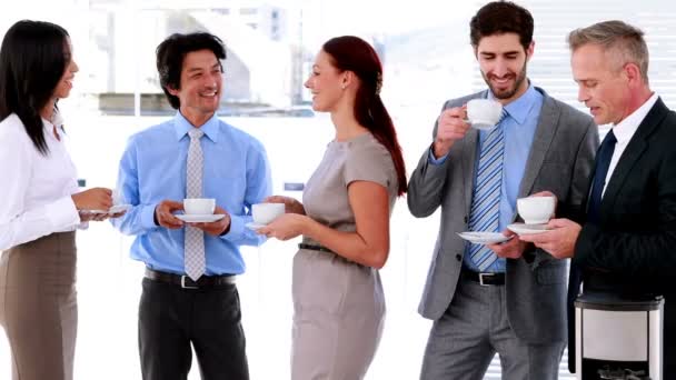 Equipo de negocios tomando café y charlando — Vídeo de stock